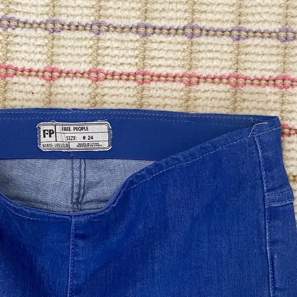 FREE PEOPLE LOW WAISTED FLARE JEANS: size 24 - Picture 2 of 5
